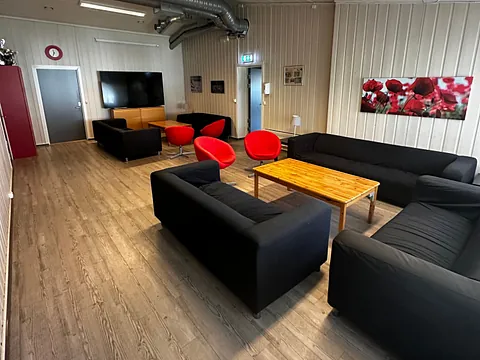Møterom med tomme stoler og bord