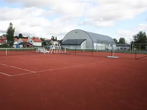 tom tennisbane utenfor en idrettshall