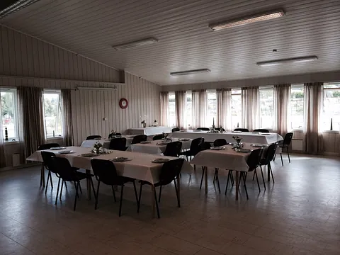 Storsalen med stoler og bord dekket til selskap