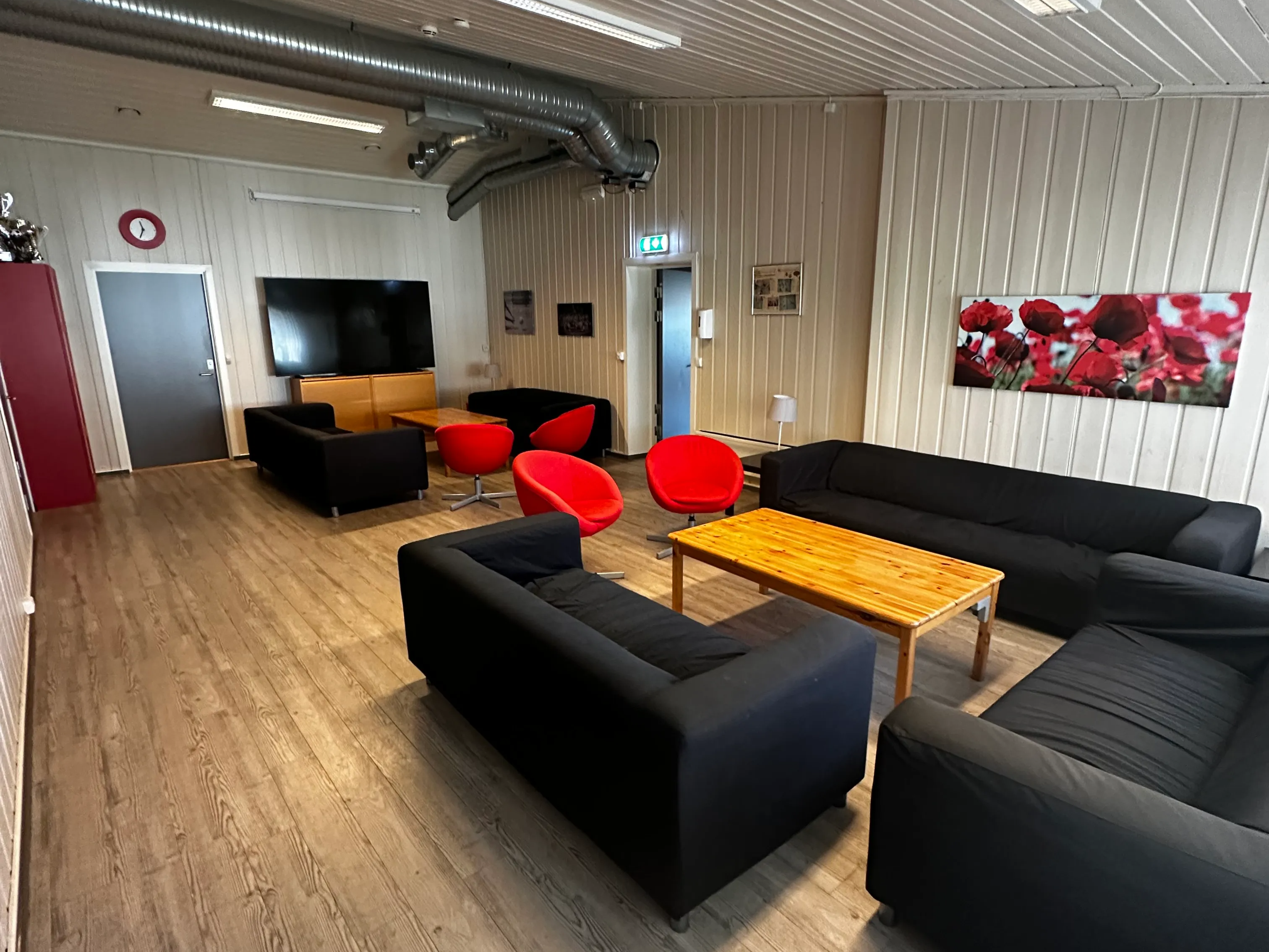 Storsalen med stoler og bord dekket til selskap