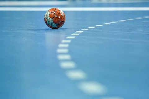 brukt håndball på blå håndballbane