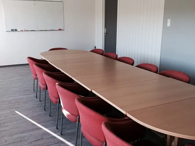 Møterom med tomme stoler og bord